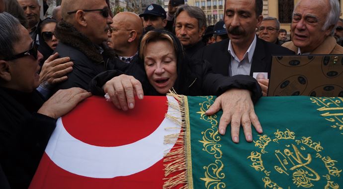 Adnan Şenses son yolculuğuna uğurlandı Adnan Şenses son yolculuğuna uğurlandı
