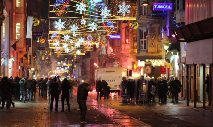 Taksim'deki gösterilere polis müdahalesi: 70 gözaltı Taksim'deki gösterilere polis müdahalesi: 70 gözaltı