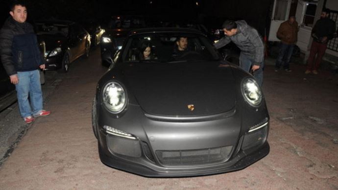 Porche'u kaldıramayınca Emre Belözoğlu Porche'u kaldıramayınca Emre Belözoğlu
