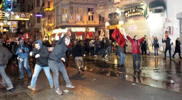 Karanlık yüzler Taksim'i yine karıştırdı! Gezi Parkı kapatıldı Karanlık yüzler Taksim'i yine karıştırdı! Gezi Parkı kapatıldı