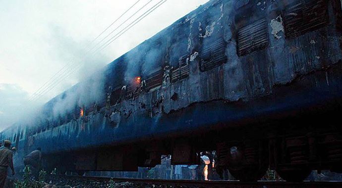 Hindistan'da tren yandı, 23 kişinin ölümüne sebep oldu Hindistan'da tren yandı, 23 kişinin ölümüne sebep oldu