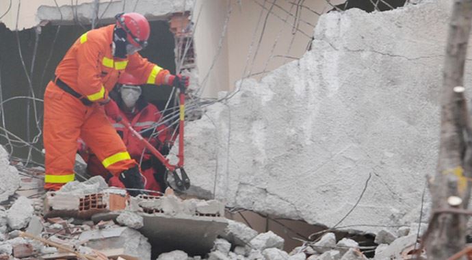 Tatbikat için 5 katlı binayı yıktılar Tatbikat için 5 katlı binayı yıktılar