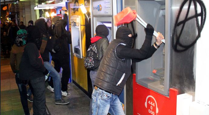 İzmir'de izinsiz gösteriye polis müdahalesi, 20 gözaltı İzmir'de izinsiz gösteriye polis müdahalesi, 20 gözaltı