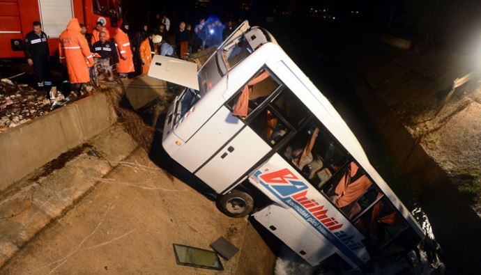 Antalya'da korkunç kaza! Midibüs su kanalına uçtu, 3 ölü Antalya'da korkunç kaza! Midibüs su kanalına uçtu, 3 ölü