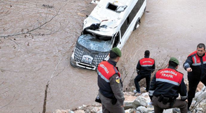 İşe yetişmek isterken şarampole uçtular İşe yetişmek isterken şarampole uçtular