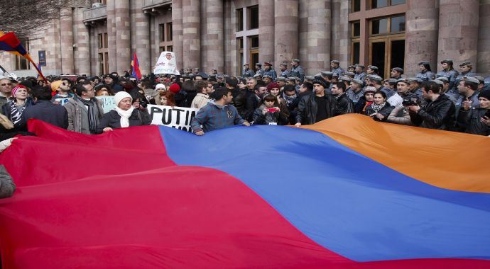 Putin Ermenistan'da protestolarla karsılandı Putin Ermenistan'da protestolarla karsılandı