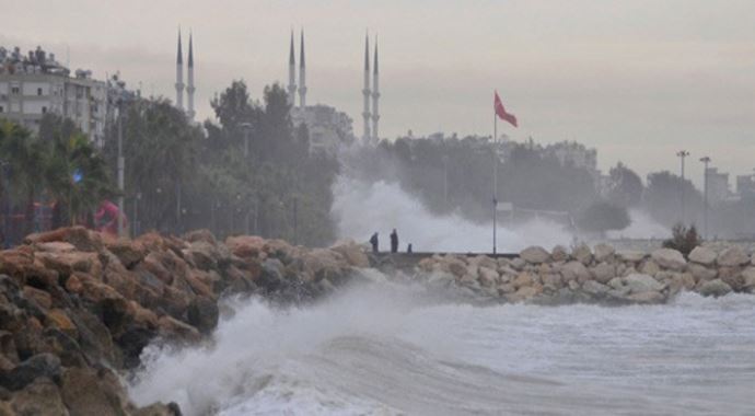 Ege&#039;de fırtına deniz ulaşımını olumsuz etkiliyor