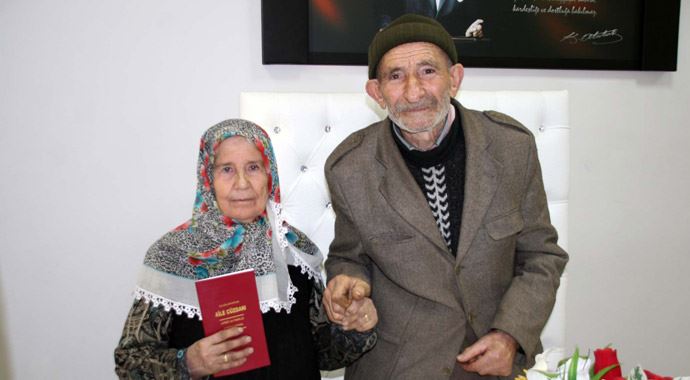 Mutluluğu 80'inde buldu, üçüncü baharlarını yaşıyorlar Mutluluğu 80'inde buldu, üçüncü baharlarını yaşıyorlar