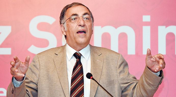 Ufuk Özerten, 'Bizim ülkede herkes hoca' Ufuk Özerten, 'Bizim ülkede herkes hoca'