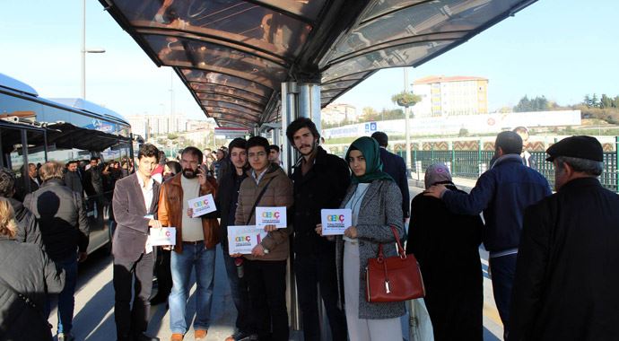 Metrobüste 'yer ver' eylemi Metrobüste 'yer ver' eylemi
