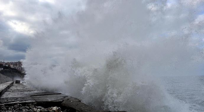Zonguldak'taki dalgaların boyu 5 metreyi aştı Zonguldak'taki dalgaların boyu 5 metreyi aştı