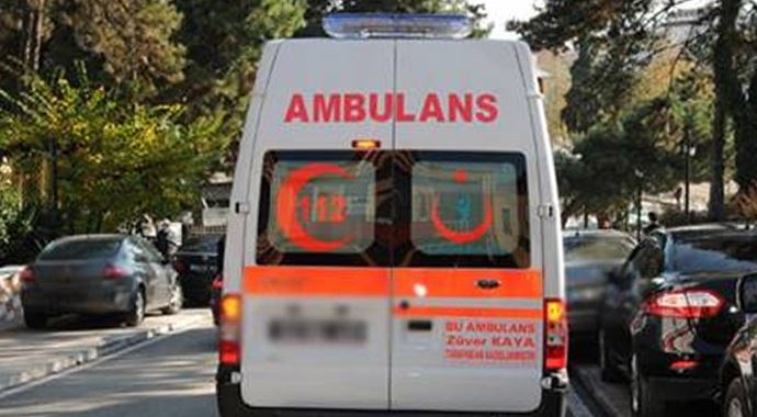 Yaralı taşıyan ambulans kaza yaptı, 4 yaralı Yaralı taşıyan ambulans kaza yaptı, 4 yaralı
