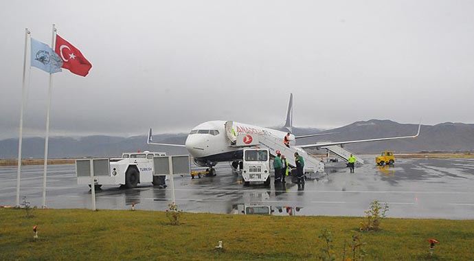 Trabzon&#039;da olumsuz hava koşulları uçak seferlerini aksattı