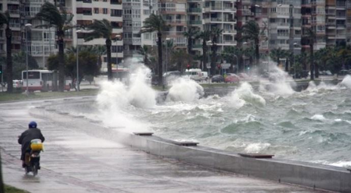 İzmir güne fırtınayla uyandı İzmir güne fırtınayla uyandı