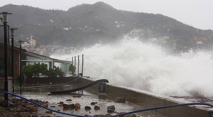 Trabzon&#039;da dalgalar kulübeyi devirdi, ölü ve yaralılar var
