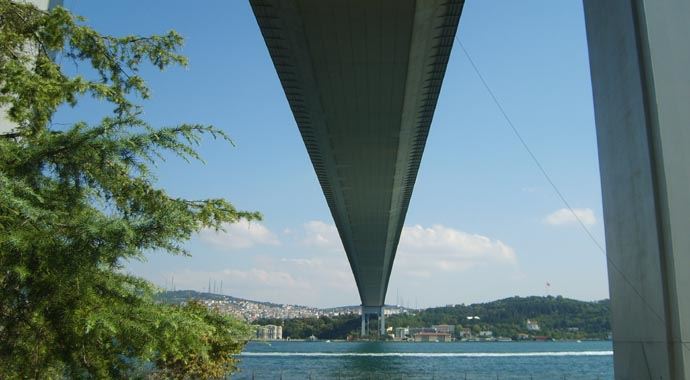 Boğaz Köprüsü&#039;nden beton parçaları düştü