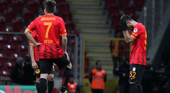 Galatasaraylı taraftarlar Aydın Yılmaz&#039;ı ıslıkladı
