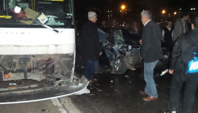 Sakarya&#039;da midibüs ile otomobil çarpıştı, 1 ölü