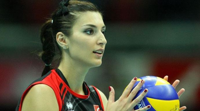 Milli voleybolcu Neslihan&#039;dan hayranlarını üzecek haber!