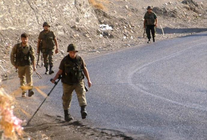 Mayın taraması yapan askere araç çarptı: 1 ölü Mayın taraması yapan askere araç çarptı: 1 ölü