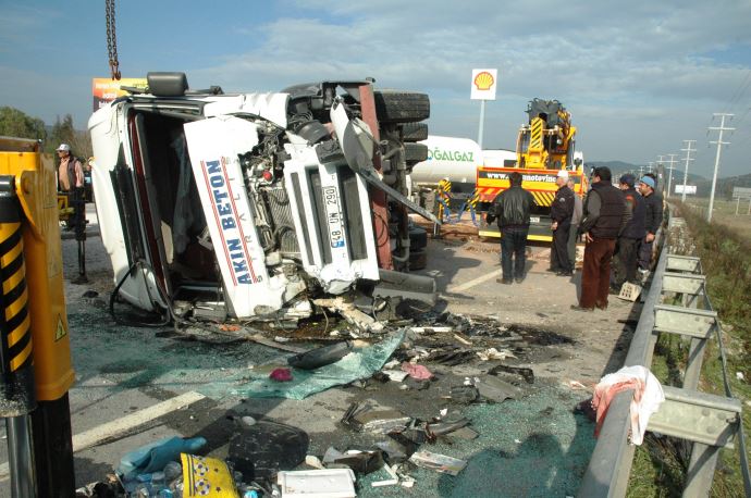 TIR, minibüsü biçti: 2'si ağır 15 yaralı TIR, minibüsü biçti: 2'si ağır 15 yaralı