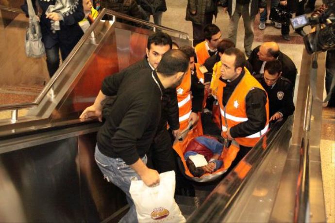 Taksim Metrosu'nda kanlı kavga Taksim Metrosu'nda kanlı kavga