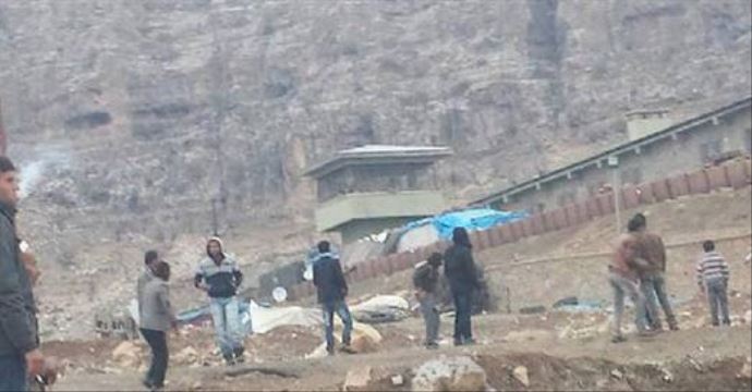 Şemdinli'de yol kapatan gruba müdahale Şemdinli'de yol kapatan gruba müdahale