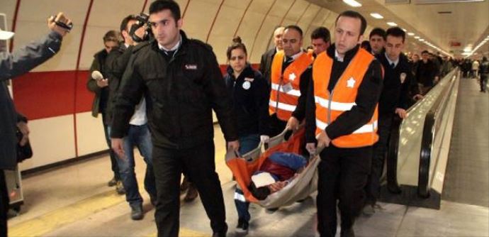 Taksim Metrosu'ndaki kavganın görüntüleri Taksim Metrosu'ndaki kavganın görüntüleri