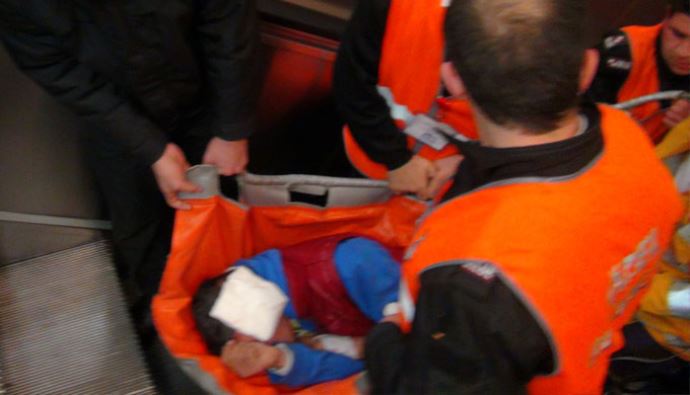 Taksim metrosundaki akbil kavgası kanlı bitti Taksim metrosundaki akbil kavgası kanlı bitti