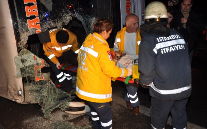 Maslak'ta yolcu otobüsü devrildi: 2 ölü Maslak'ta yolcu otobüsü devrildi: 2 ölü