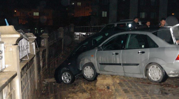 Çöken bahçe duvarı 5 aracı parçaladı