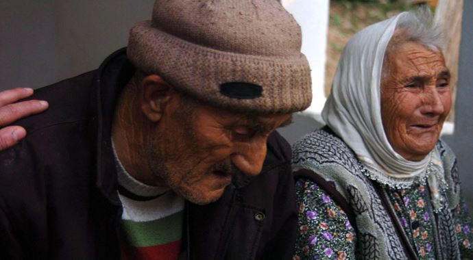 Evleri yanan yaşlı çifte devlet elini uzattı