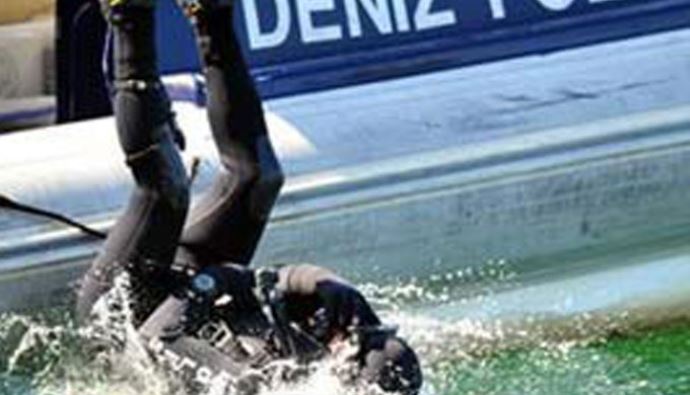 Alkollü şahıs dengesini kaybedip denize düştü Alkollü şahıs dengesini kaybedip denize düştü