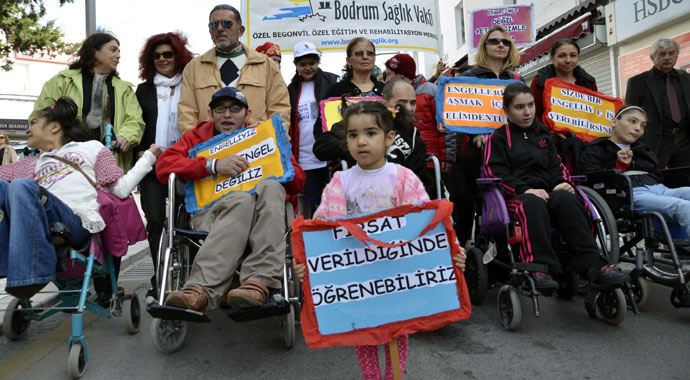 Kanun zoruyla olmuyor, 'Toplumun bakışı engelli' Kanun zoruyla olmuyor, 'Toplumun bakışı engelli'