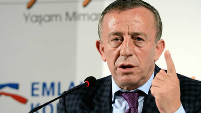 Ali Ağaoğlu yıldız transferler için yönetimi bekliyor Ali Ağaoğlu yıldız transferler için yönetimi bekliyor