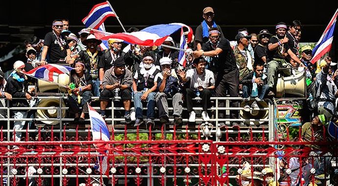 Tayland&#039;da göstericiler emniyet müdürlüğü binasına girdi