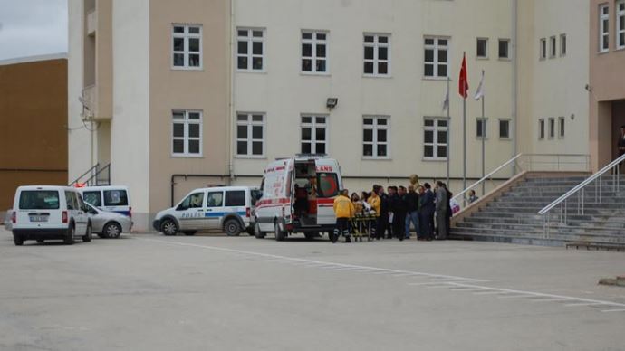 Liseli kız okulda intihara kalktı