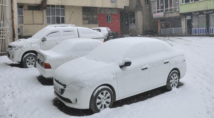 Mevsimin ilk karı toprağa düştü