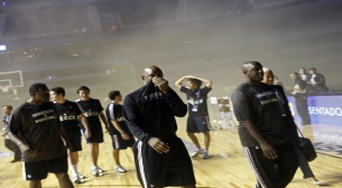 NBA maçında yangın çıktı, ortalık karıştı