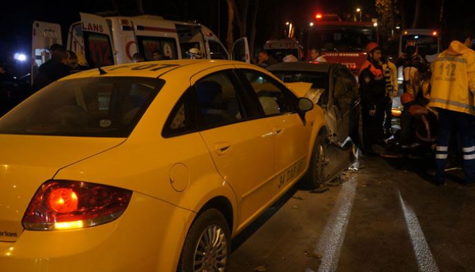 Otomobil karşı yönden gelen taksiyle çarpıştı, 5 yaralı