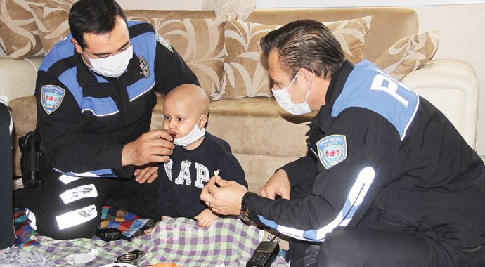 Polis amca gelmezse yemek yemiyor!.. Polis amca gelmezse yemek yemiyor!..