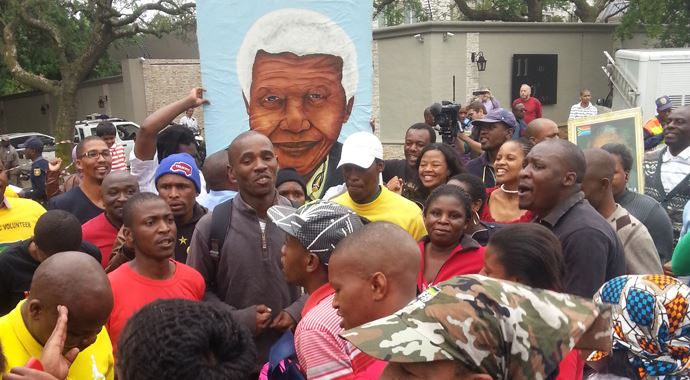 Günay Afrikalılar Mandela için dans ediyor Günay Afrikalılar Mandela için dans ediyor