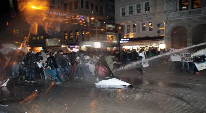 Galatasaray Lisesi önünde polis müdahalesi Galatasaray Lisesi önünde polis müdahalesi