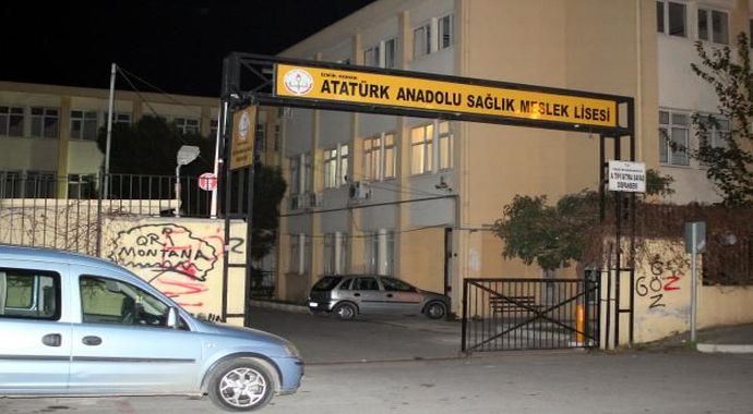 2 Lisede dehşet, öğrencileri bıçaklayıp izini kaybettirdi 2 Lisede dehşet, öğrencileri bıçaklayıp izini kaybettirdi