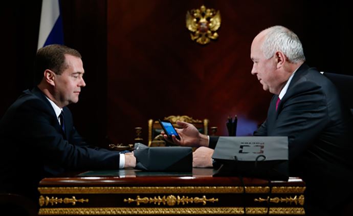 Medvedev toplantıya &#039;YotaPhone&#039; ile geldi