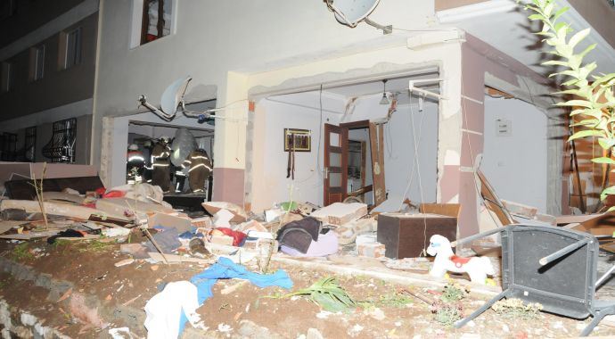 İzmir'de doğalgaz faciası ,3 yaralı İzmir'de doğalgaz faciası ,3 yaralı
