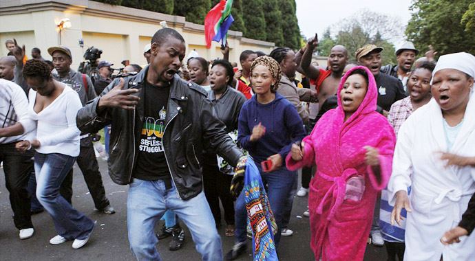 Mandela&#039;ya &#039;danslı&#039; yas