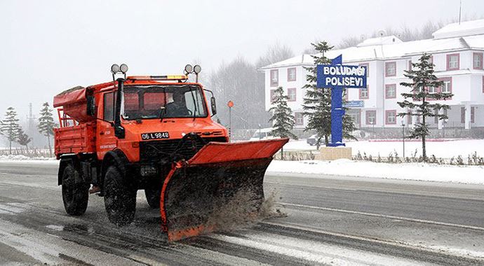Bolu Dağı'ndaki kar yağışı ulaşımı olumsuz etkiliyor