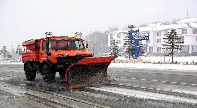 Yoğun kar yağışı ulaşımı olumsuz etkiliyor