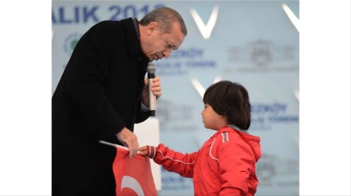 Minik çocuktan Başbakan'a Türk Bayrağı